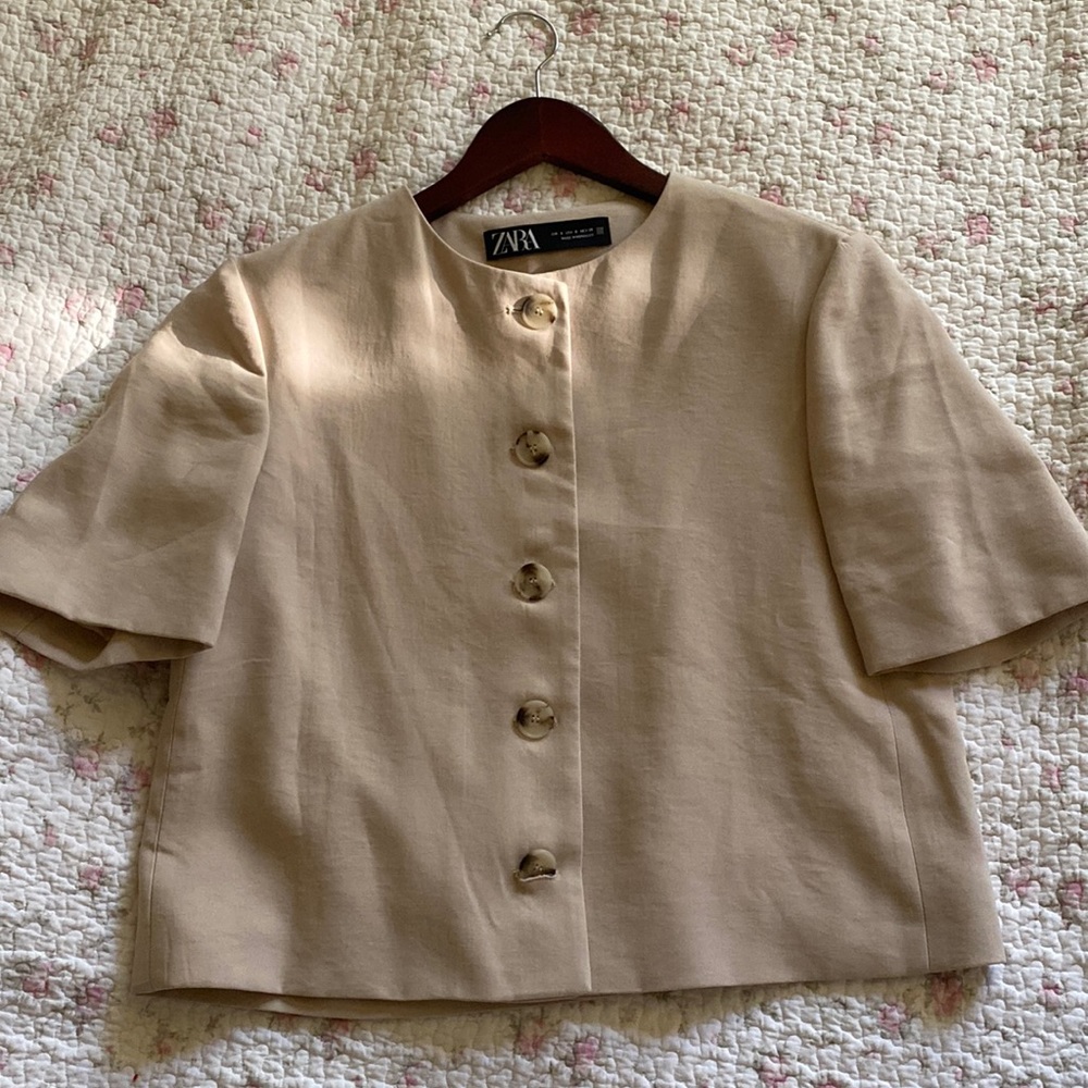 Brand new/Never worn Zara button up top. Neutral/Nude color Size S.